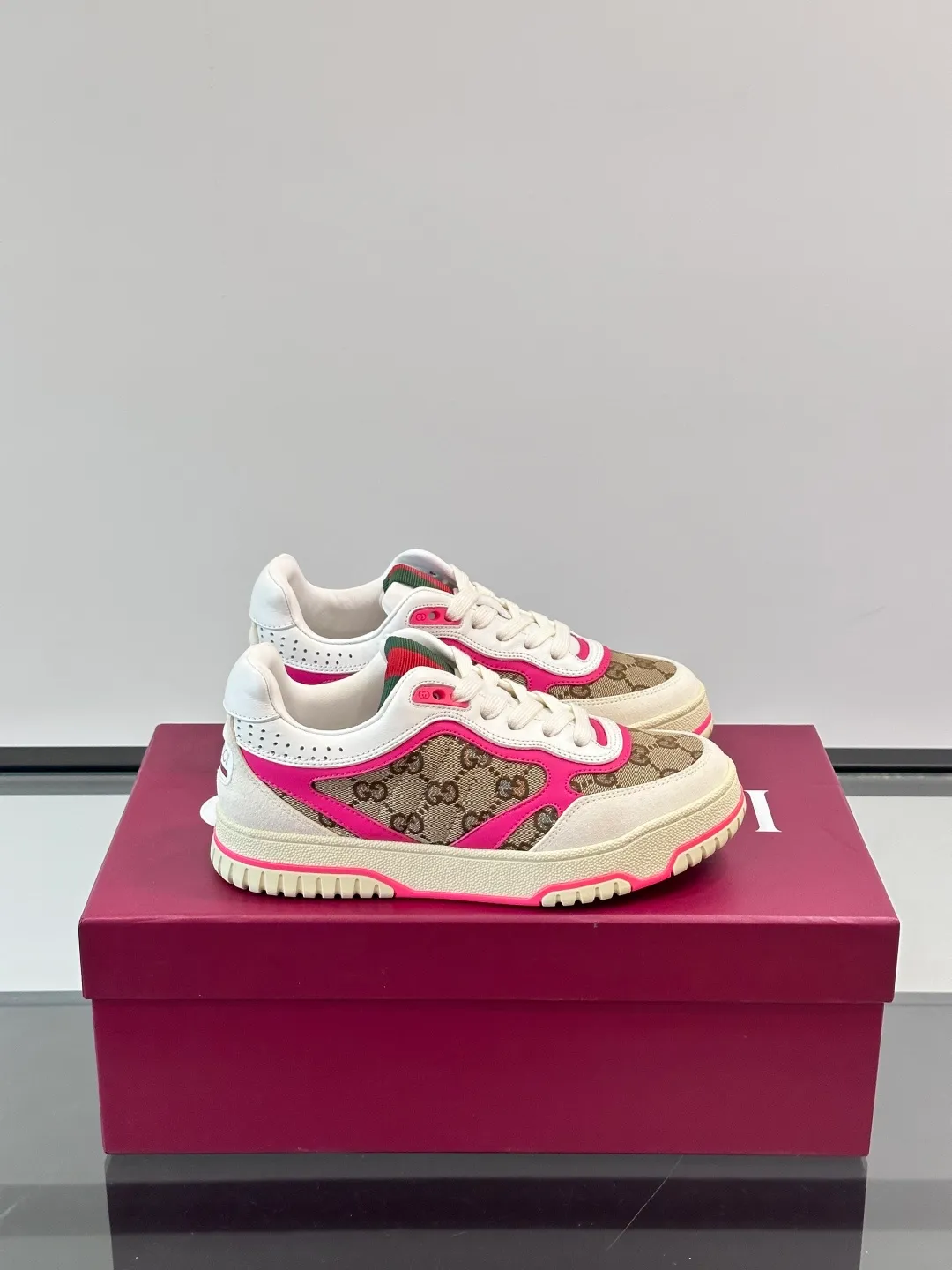 Men's Men's Shoes 💰480 [New Style] 🦨🦨Gucci 𝐆𝐮𝐜𝐜𝐢 𝐑𝐞-𝐖𝐞𝐛 As a sneaker created by Sabato De Sarno for Gucci, the Re-Web series reinterprets the brand's classic stripes, with bold and unique details to set off a modern silhouette design. These shoes are crafted from white leather. This new sneaker is ingeniously decorated with many of the brand's classic details, and is equipped with a bright red and green webbing tongue, which will make people fall in love at first sight. White leather has been specially treated to be soft and shiny, with an embossed grained texture. Script Gucci logo and Interlocking G web label with Interlocking G and script Gucci logo. Rubber outsole with Interlocking G detail eyelets. Web tongue. Size: Female 35-40 (Female 41, 42 customized). Male 38-44 (45, 46 customized)